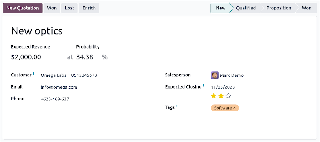 Form peluang Odoo CRM menampilkan pendapatan diharapkan dan probabilitas lead scoring